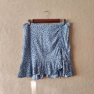 H&M blue floral mini ruffle skirt w/ ruched side Sz 12